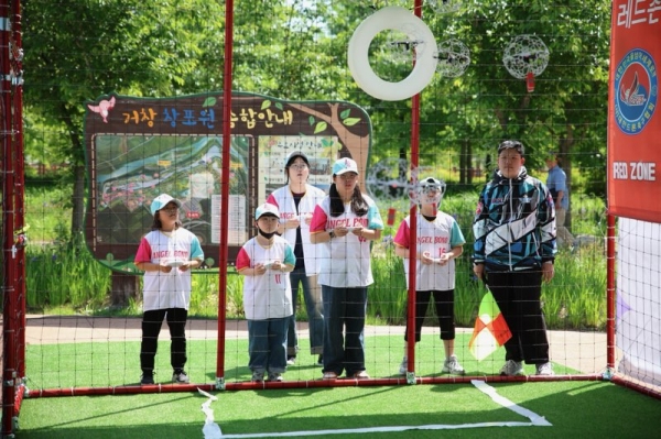 거창군은 지난 18~19일 거창창포원 일원에서 거창군이 주최하고 거창군 드론축구협회가 주관한 제1회 거창군수배 유소년 드론축구대회와 드론 체험 행사를 성황리에 개최했다.