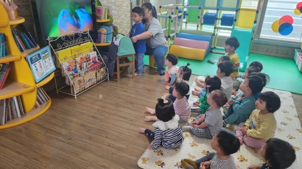 합천군(군수 김윤철)은 지난 4월부터 올바른 손씻기 교육 및 홍보를 위해 관내 보육·교육기관, 감염취약시설, 사업장, 의료기관 등을 대상으로 손씻기 교육기 ‘뷰박스’ 무료 대여 사업을 실시하고 있다고 20일 밝혔다.