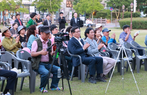 함양군은 (사)한국연예예술인총연합회 함양지회(회장 김정만)에서 주관하는 함양 상림토요무대가 20여 개 단체에서 참여한 가운데 5월 18일 시작해 10월 중순까지 총 20회 운영된다고 20일 밝혔다.