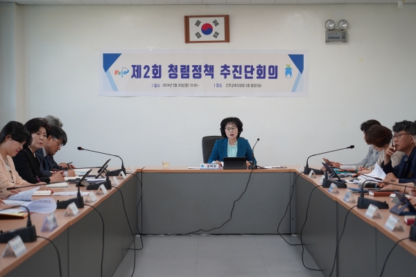 진주교육지원청(교육장 이외숙)은 20일 5과 과장 및 부패취약분야 간부공무원으로 구성된 제2회 청렴정책추진단 회의를 가졌다고 밝혔다.