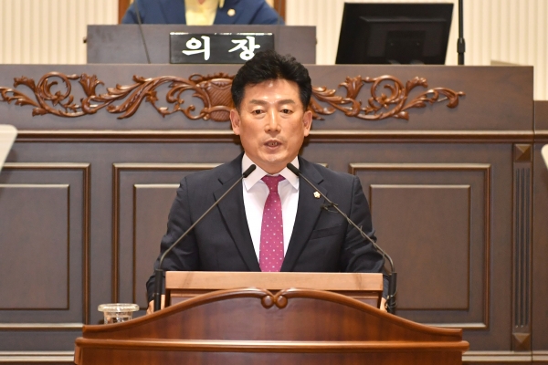 정용학 진주시의원이 21일 개최된 제255회 진주시의회 임시회 제2차 본회의 5분 자유발언에서 파크골프가 흥행을 이어가 지역 경제에도 도움을 줄 수 있도록 시설 운영 주체를 시설관리공단으로 바꾸고 점진적인 유료화를 검토해야 한다고 말했다.