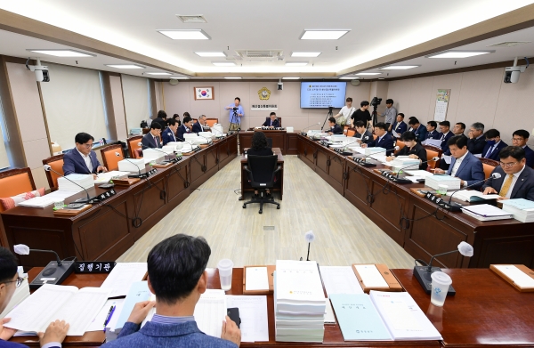 경상남도의회는 22일 제413회 임시회 도청소관 예산결산특별위원회(위원장 허용복) 1차 회의에서 2024년도 경상남도 제1회 추가경정 예산안 종합심사를 실시하고 수정안을 가결했다.