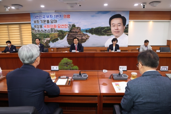 의령군은 23일 오전 군청 2층 회의실에서 오태완 군수와 국장 등 간부 공무원, 박상웅 지역구 국회의원 당선인, 도의원, 군의원이 참석한 가운데 군 주요 정책 사업에 대한 첫 공식 간담회를 했다.