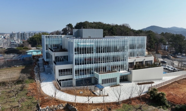 사천시는 내달 1일 오전 10시 박동식 시장을 비롯해 시·도의원, 기관·단체장, 주민 등 150여 명이 참석한 가운데 사천시립도서관 개관식을 갖는다.
