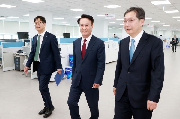 박동식 사천시장이 우리나라 우주항공분야의 컨트롤타워 역할을 수행하기 위해 지난 27일 개청한 우주항공청(청장 윤영빈)을 28일 오전 깜짝 방문했다.
