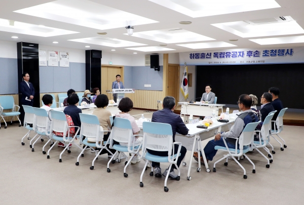 하동군은 지난 29일 하동 출신 독립운동가 후손 12명을 초청해 선열들의 나라사랑 정신과 민족애를 되새기는 시간을 가졌다고 30일 밝혔다.