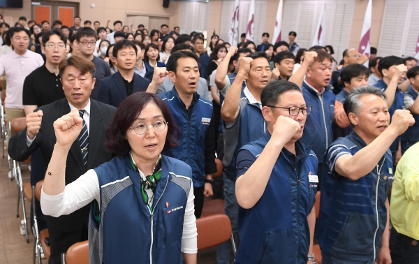 전국공무원노동조합 거창군지부(이하 거창군지부) 제11기 출범식이 지난 31일 거창군청 대회의실(4층)에서 200여명의 조합원이 참석한 가운데 개최되었다.