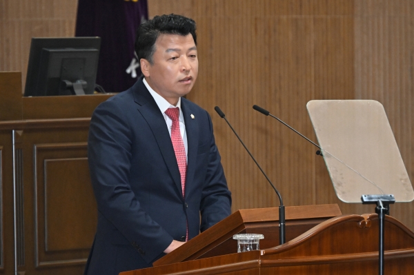 임기향 진주시의원은 3일 열린 제256회 시의회 정례회 5분 발언에서 "변화와 개혁은 거스를 수 없는 시대정신이며 성장과 발전을 위해 기존의 틀을 깨는 과감한 도전이 필요하다"고 주장하며 진주시 측의 사천-진주 간 통합 의견에 힘을 실었다.