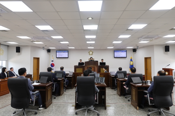 산청군의회(의장 정명순)는 6월 3일부터 6월 21일까지 19일간 제298회 제1차 정례회를 개회한다.