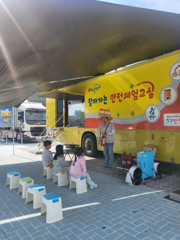 경상남도교육청 학생안전체험원(원장 이정수)은 지난 27일~28일 한산도 한산초, 30일~31일 욕지도 원량초 학생들을 대상으로 ‘섬지역으로 찾아가는 안전체험교실’을 운영하였다.
