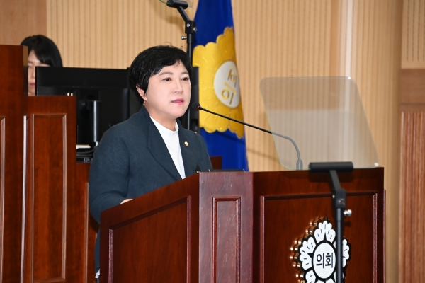 정서연 사천시의원(더불어민주당 비례)이 조규일 진주시장의 일방적인 사천-진주간 행정통합에 대해 사과를 촉구하는 등 강력하게 반발하고 나섰다.
