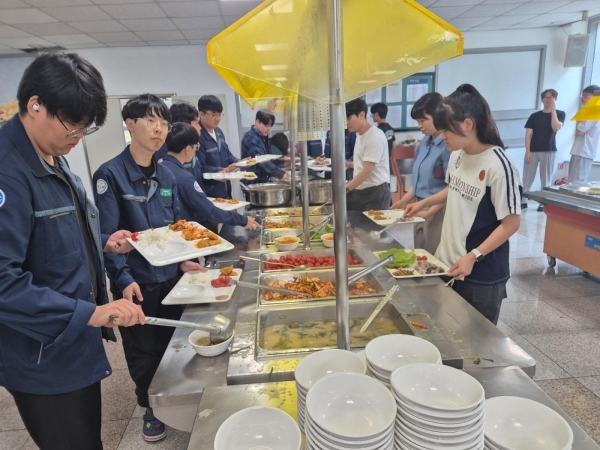 남해군은 지난 5일 경남도립남해대학에서 ‘수산물 먹는 데이’를 진행했다.