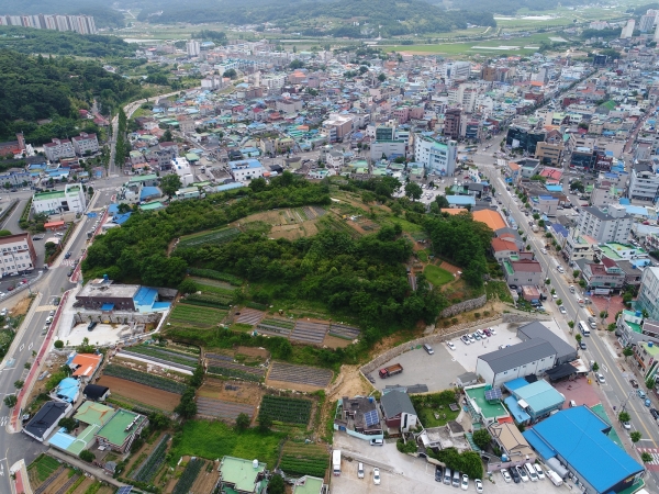 고성군(군수 이상근)은 삼한 고자국에서 소가야 문화권까지 연결된 고성지역 생활유적인 ‘고성 동외동 유적’이 역사적·학술적 가치를 인정받아 6월 7일 국가지정문화유산 사적으로 지정됐다고 밝혔다.