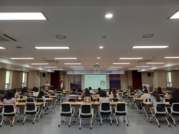진주교육지원청(교육장 이외숙)은 11일 관내 유치원 및 초등학교 특수교사를 대상으로 ‘그림책 놀이 수업’이라는 주제로 연수를 실시했다.