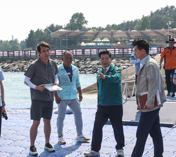 고성군(군수 이상근)은 13일 ‘2024 아이언맨 70.3 고성’ 참가자들의 안전을 위해 최종 점검을 실시했다고 밝혔다.