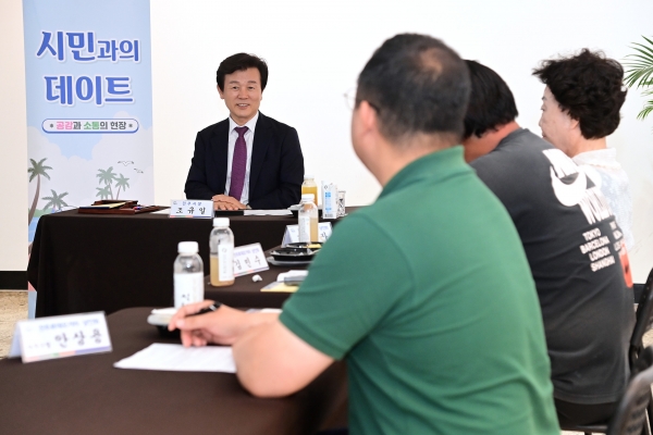조규일 진주시장은 지난 13일 로데오거리 내 ‘진주문화제작소’에서 ‘진주로데오거리상인회’와 6월 시민과의 데이트 시간을 가졌다.