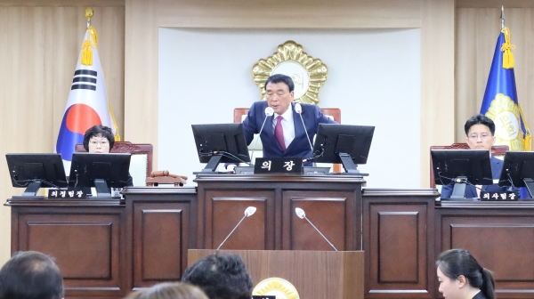 의령군의회(의장 김규찬)는 지난 17일 제286회 제1차 정례회를 열고 7월 2일까지 2024년도 행정사무감사와 2023회계연도 세입·세출결산 심사를 위한 16일간의 의사일정을 시작했다.