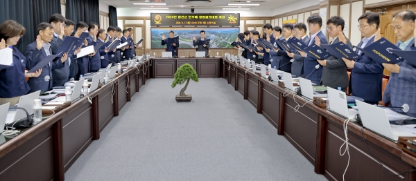 합천군(군수 김윤철)은 17일 합천군청 2층 소회의실에서 ‘반부패 청렴결의대회’를 개최해 투명하고 공정한 공직사회 조성을 다짐했다.