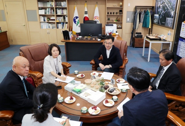 하동군은 제8회 하동섬진강문화재첩축제를 맞이하여 13~15일 일본 미요시정 정장(하야시 이사오)이 군을 방문했다고 17일 밝혔다.
