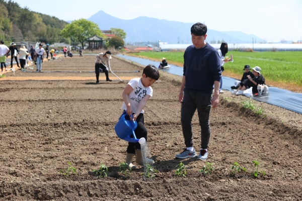 고성군(군수 이상근)은 인구의 유출, 고령화 등 농촌사회가 직면한 인구감소에 따른 지방소멸문제를 해소하고 미래 농업 경쟁력 확보를 위해 총력을 기울이고 있다.