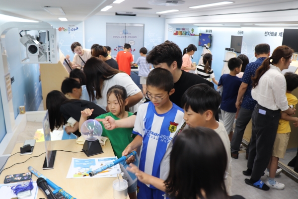 경남교육청 과학교육원(원장 김정희)은 18~19일 창원과 거제에서 이동과학관 ‘알아보카’를 운영했다.