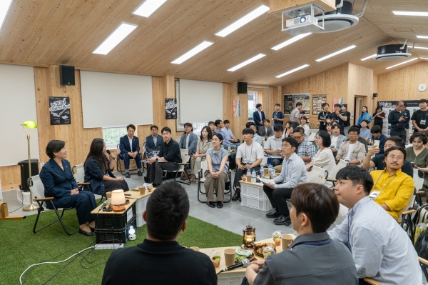 하동군은 송미령 농림축산식품부 장관이 지난 20일 하동군을 방문하여 전국에서 모인 청년 농업인 및 창업인들과 농촌 창업 활성화를 위한 현장 간담회를 개최했다고 21일 밝혔다.