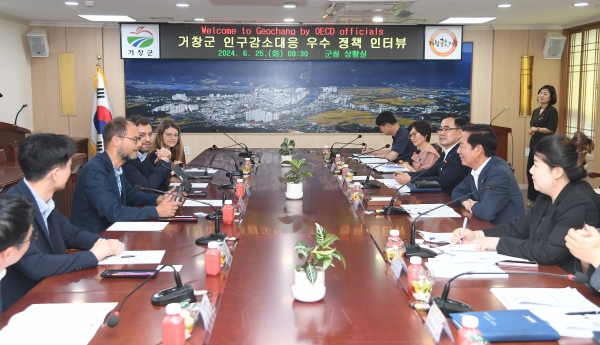 거창군은 지난 25일 경제협력개발기구(OECD) 관계자 4명이 군을 방문해 구인모 군수 등 관계자들로부터 거창군 인구감소 대응 정책 우수사례를 청취하고 인터뷰와 폐교부지 활용 및 농촌형 마을 공동체 태양광 발전사업 현장을 방문했다고 전했다.