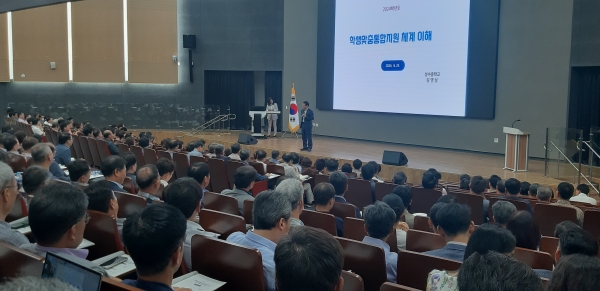 경상남도교육청(교육감 박종훈)은 25~26일 경상남도교육청 미래교육원에서 도내 모든 초·중·고등학교와 특수학교 교장, 교감 2,000여 명을 대상으로 ‘학생맞춤통합지원 관리자 역량 강화 연수’를 진행했다.