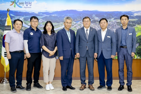 합천군은 지난 25일 산림청 산림항공본부장(고기연)이 군을 방문해 김윤철 군수와 면담을 가졌다고 26일 밝혔다.