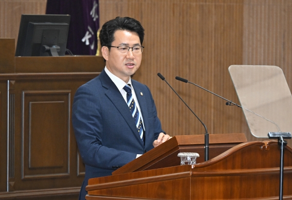 윤성관 진주시의원이 24일 지역 기업의 지속가능한 발전을 위해 새로운 산업단지 가용지를 추가 발굴해 신규 산단 조성 등에 시에서 적극 나서야 한다고 주장했다.