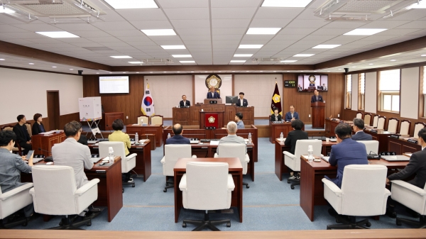 합천군의회(의장 조삼술)는 25일 제283회 임시회 제1차 본회의를 개회하여 제9대 합천군의회 후반기를 이끌어 갈 의장·부의장·상임위원장을 선출했다.