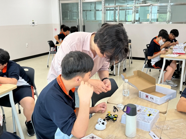 진주폴리텍(학장 하정미)대학은 지난 25~26일 진주동중학교 학생 240여 명을 대상으로 꿈드림공작소 진로체험 과정을 실시했다고 28일 밝혔다.