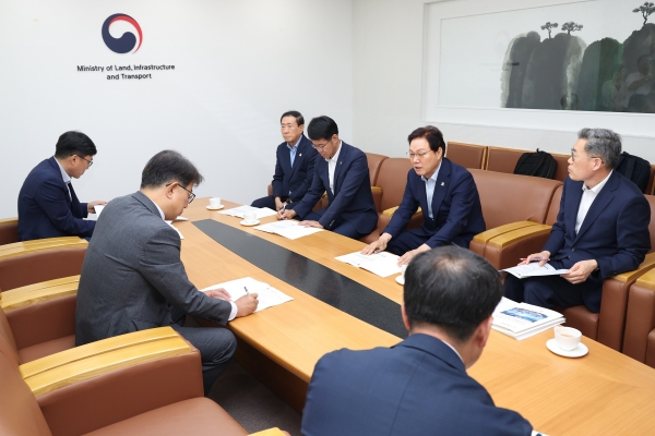 박완수 경상남도지사는 27일 정부서울청사에서 열린 ‘2025년도 국비예산 간담회’에서 최상목 경제부총리를 만나 내년 경남도의 역점사업에 대한 국비 지원을 건의했다.