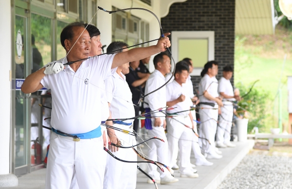 거창군은 지난달 30일 거창스포츠파크 궁도장(아림정)에서 거창군궁도협회(회장 최양애) 주관으로 ‘제175회 서부경남 6개 시군 9개정 친선 궁도대회’를 성황리에 개최했다.