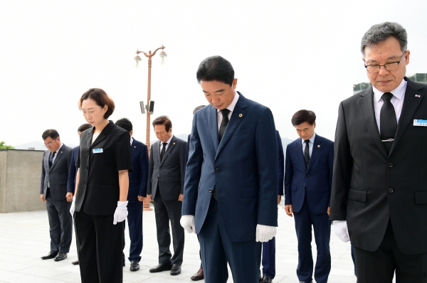 경상남도의회 최학범(김해1, 국민의힘) 의장을 비롯한 후반기 의장단이 1일 국립 3.15민주묘지 참배를 시작으로 공식 일정에 돌입했다.