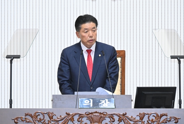 진주시의회가 1일 임시회를 열고 앞으로 2년간 후반기 진주시의회를 이끌 새로운 시의회 의장으로 백승흥 의원을 선출했다.