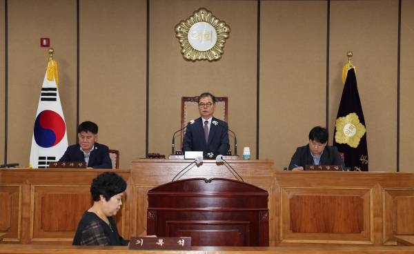 하동군의회는 지난 1일 제333회 임시회를 열어 제9대 후반기 의장에 강대선 의원, 부의장에 정영섭 의원을 선출했다고 2일 밝혔다.