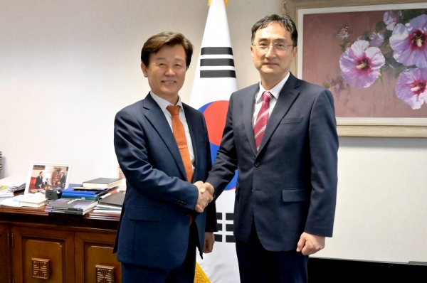 조규일 진주시장은 2일(현지시간) 포르투갈 리스본에 있는 주 포르투갈 대한민국 대사관을 방문하여 조영무 대사와 간담의 시간을 가졌다.