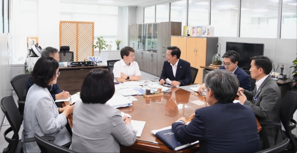 거창군은 구인모 군수가 이끄는 17명의 국비 확보 추진단이 3일 기획재정부, 행정안전부, 보건복지부 등 3개 중앙부처를 방문해 1,435억 원 규모의 거창군 역점 사업에 대한 국비 지원을 건의했다고 밝혔다.