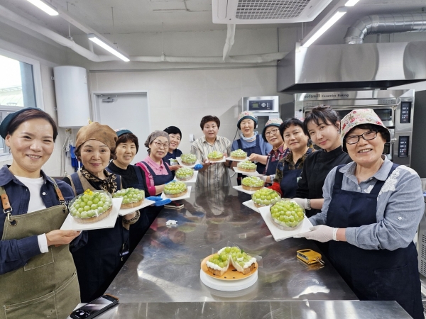 함안군은 지난 3일 함안군도시재생지원센터에서 수강생과 관계자 등 20여 명이 참석한 가운데 말산지구 도시재생 주민역량강화사업의 일환으로 ‘실전창업 레시피개발 과정’ 교육 수료식을 진행했다.