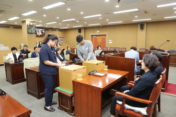 거창군의회는 4일 제280회 임시회를 열고 제9대 후반기 의장에 이재운 의원, 부의장에 신중양 의원을 선출했다.