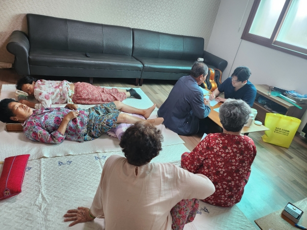 의령군은 지난 2일부터 5일까지 화정면 지곡마을, 8월 6일부터 8월 29일까지 유곡면 구송산마을 주민을 대상으로 주 2회, 총 8회씩 찾아가는 한의약 건강증진사업 동네방네 한의약 어르신 건강교실을 운영한다고 4일 밝혔다.