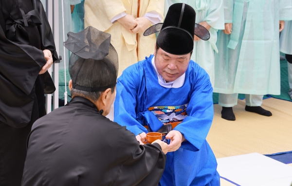 산청문화원은 지난 7일 신등면 단계리에 위치한 이충무공 백의종군 추모공원에서 ‘충무공 이순신 장군 백의종군 숭모제’를 봉행했다고 8일 밝혔다.