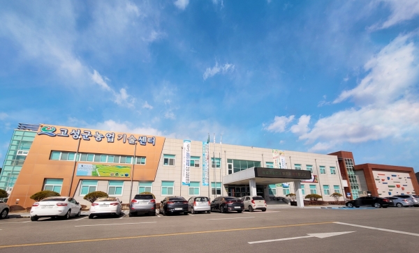 고성군이 관내 자격 조건 미달 영농조합법인을 사실상 방치하고 있는 것으로 드러나 논란이 되고 있다.