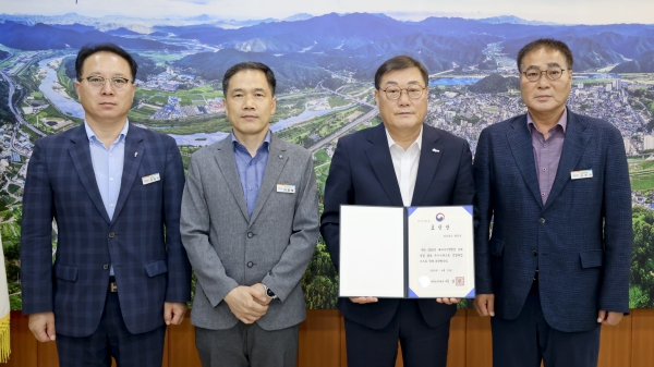 합천군(군수 김윤철)은 공공데이터 개방‧활용 분야에서 우수 기관(전국 1위)으로 선정되어 ‘2024년 디지털정부 혁신 유공’ 행정안전부장관 표창을 수상했다.