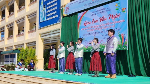 경상국립대학교(GNU·총장 권진회)는 재학생 30명과 교직원 6명으로 해외봉사단을 조직하여 6월 24일부터 7월 5일까지 12일간 베트남 달랏에서 해외봉사활동을 진행했다.