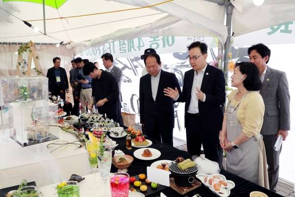 하동송림공원 별천지광장에서 오는 10월 4일~6일 ‘하동을 먹다, 별의별 맛 축제’가 개최됨에 따라 하동군은 오는 19일까지 먹거리 부스에 참여할 셀러 30팀을 공개 모집한다.