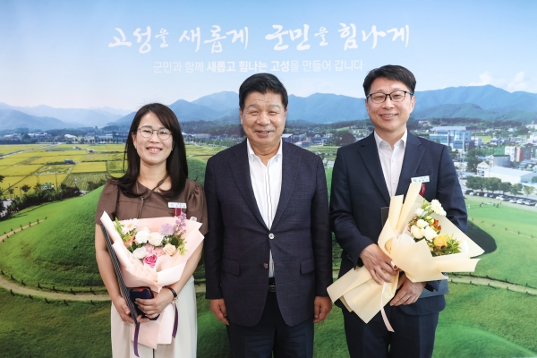 고성군(군수 이상근)은 지난 12일 군수실에서 행정과 김민정 담당과 영오면 정종기 담당에 대하여 2024년 상반기 정부 모범공무원 상장과 수장을 전수하였다고 15일 밝혔다.
