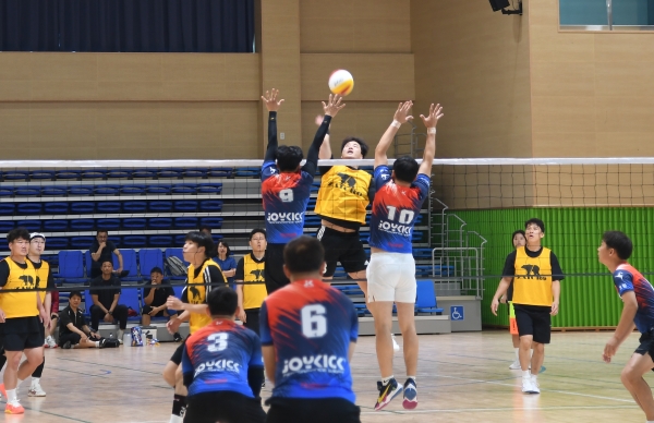 거창군은 지난 13일 다목적체육관과 실내체육관에서 ‘제49회 거창군협회장배 배구대회’를 개최했다고 15일 밝혔다.