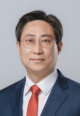 노치환(국민의힘, 비례대표) 경남도의원이 가덕도 신공항의 경쟁력 제고 방안에 대하여 경남도와 부산시의 공동 협력을 촉구하고 나섰다.